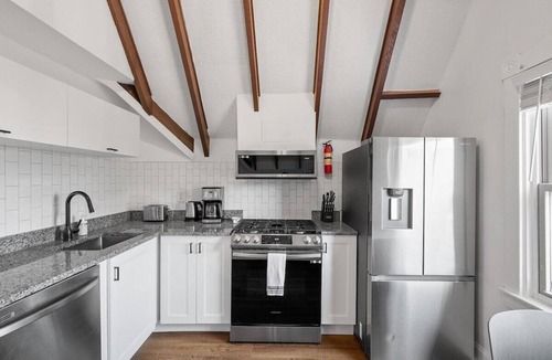 Shadyside Apartment | Shadyside/Pittsburgh, Modern & Stylish 1 Bedroom with Free Parking