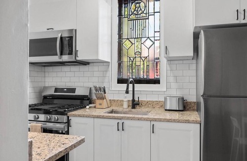 Shadyside Apartment | Shadyside, Pittsburgh, Modern and Accessible 2 Bedroom with Free Parking