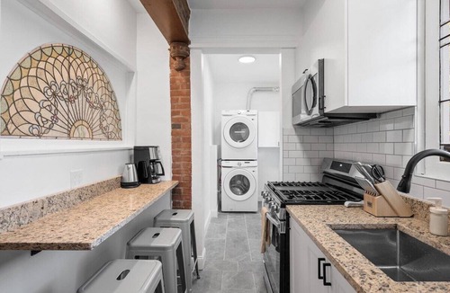 Shadyside Apartment | Shadyside, Pittsburgh, Modern and Accessible 2 Bedroom with Free Parking