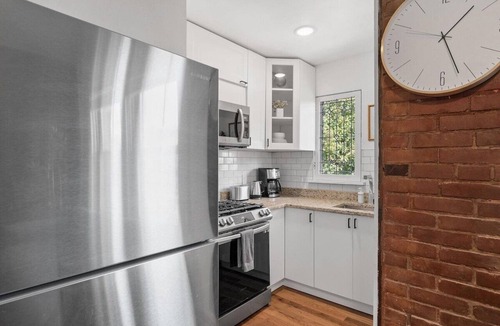 Shadyside Apartment | Shadyside, Pittsburgh, Modern and Cozy 1 Bedroom Apt with Free Parking