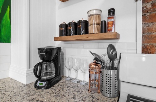 Italian Village House | Shalom Cottage Short North -Walk to Convention Ctr, Close to Hospitals & More