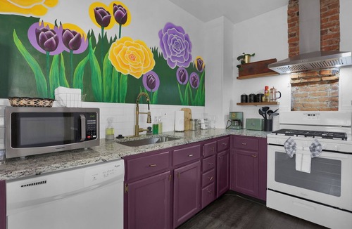 Italian Village House | Shalom Cottage Short North -Walk to Convention Ctr, Close to Hospitals & More