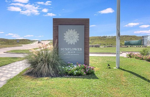 Port Aransas Cabin | Shared Pools, Boardwalk to the Beach