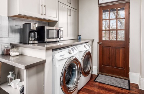 Italian Village House | Short North- 53 1/2 -- LOVELY SHORT NORTH 2BR APARTMENT l FREE P