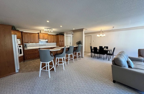 Sicamous Condo | Sicamous - Spacious canal front condo with boat slip