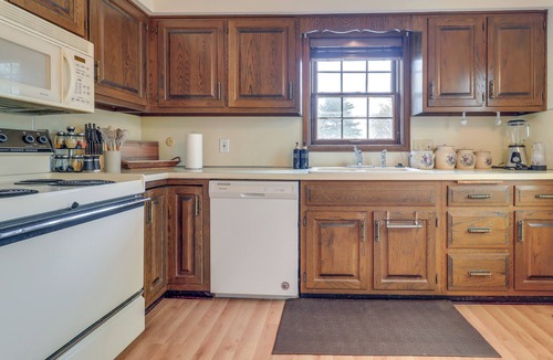 Bedford Apartment | Sight See & Explore! Apt 7 Mi to Dtwn Toledo