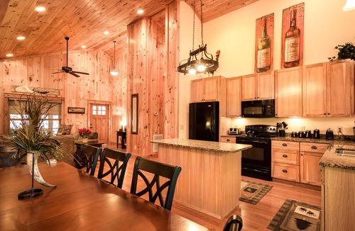Sapphire Cabin | Simple Life - Lovely Cabin with Great Amenities!