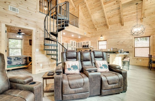Cleveland Cottage | Sip, Hike & Explore: Sleek Retreat in Cleveland!