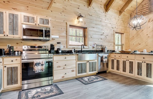 Cleveland Cottage | Sip, Hike & Explore: Sleek Retreat in Cleveland!