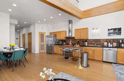 South Capitol Apartment | Ski Discounts! Modern Comfort Loft with Stunning Views by Railyard!
