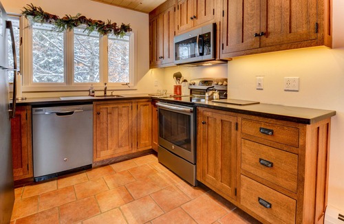 Carroll Condo | SKI IN/SKI OUT, BRETTON WOODS TOWNHOUSE, MOUNTAIN VIEWS!