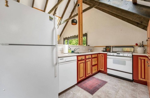 West Bridgton Cabin | Ski & Lake Retreat With Hot Tub