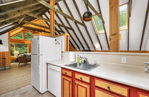 West Bridgton Cabin | Ski & Lake Retreat With Hot Tub