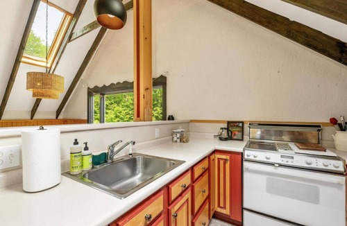 West Bridgton Cabin | Ski & Lake Retreat With Hot Tub