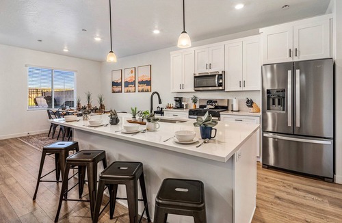 St. George House | Skyline 1694, Hot Tub, Arcade Games, Nintendo Switch, Community Amenities!