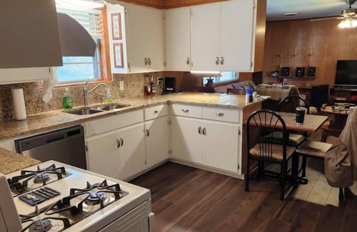 Russellville Cabin | Skyline Lodge Lake Dardanelle Arkansas River Valley
