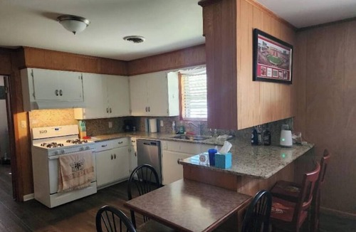 Russellville Cabin | Skyline Lodge Lake Dardanelle Arkansas River Valley