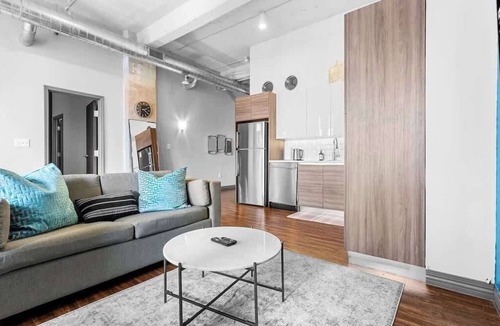 Downtown Dallas Apartment | Skyline View 3BR Loft | Pool + Valet Parking