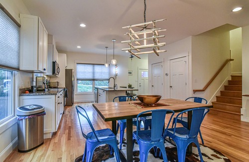 East End - Valley Street House | Skyloft – Walkable to downtown AVL, Family Friendly and two decks