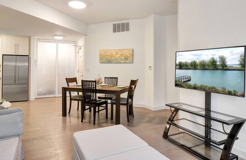 Downtown Buffalo Apartment | Sleek Buffalo /Niagara Condo with free parking- 9 mins to Buffalo General Hospital