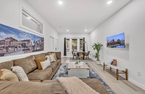 Front Park Apartment | Sleek & Modern Full House Dtwn