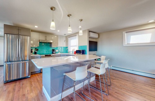 Munjoy Hill Condo | Sleek & newly-renovated third-floor condo w/amazing water views - walk to bay
