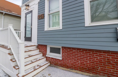 Munjoy Hill Condo | Sleek & newly-renovated third-floor condo w/amazing water views - walk to bay
