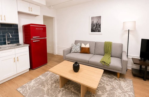 St. Johns Apartment | Sleepover | Bright Studio + Gym - Austin TX
