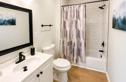 West Columbus Apartment | Sleeps 10 4BR Home Perfect for Groups and Families