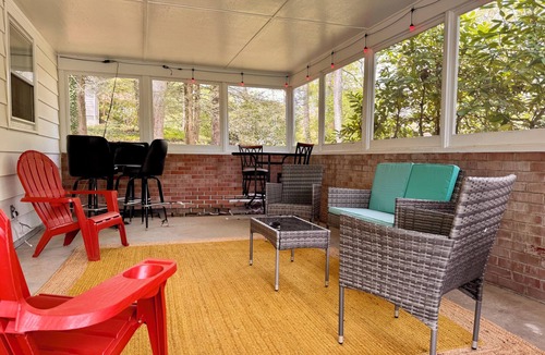 Park Forest Village House | Sleeps 12/Mid-Century Cool/Minutes to Stadium