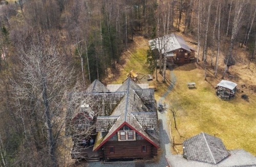 Eagle River Cabin | Sleeps 21! Moose Lodge Log Cabin and Chalet & Hot Tub