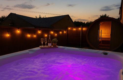 Dallas House | Sleeps 24 - Hot Tub Sauna Gym Karaoke Casino Billiards & Rooftop Soccer
