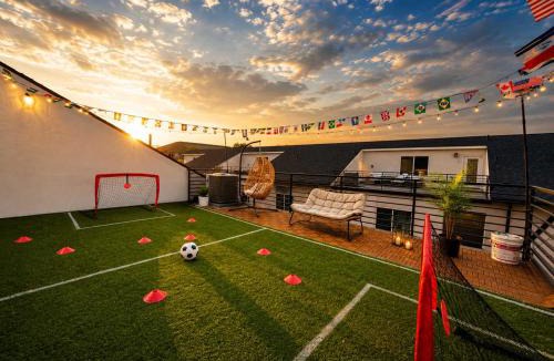 Dallas House | Sleeps 24 - Hot Tub Sauna Gym Karaoke Casino Billiards & Rooftop Soccer