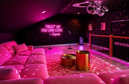 Dallas House | Sleeps 24 - Hot Tub Sauna Gym Karaoke Casino Billiards & Rooftop Soccer