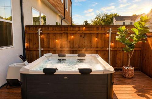 Dallas House | Sleeps 25 - Karaoke Dome Hot Tub Games Makeup Station & Rooftop Soccer