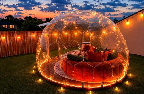 Dallas House | Sleeps 25 - Karaoke Dome Hot Tub Games Makeup Station & Rooftop Soccer