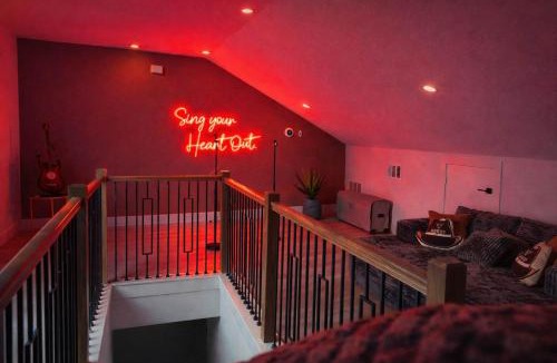 Dallas House | Sleeps 25 - Karaoke Dome Hot Tub Games Makeup Station & Rooftop Soccer