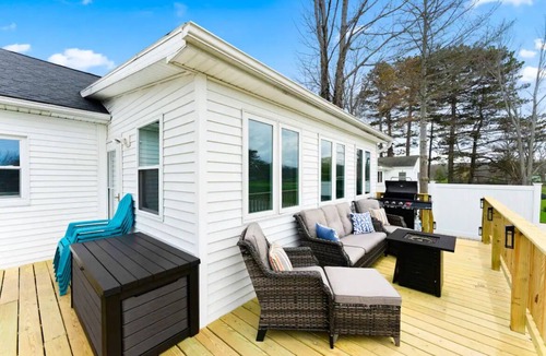 Geneva-on-the-Lake Cottage | Sleeps 8-Cozy 3-Bedroom Cottage, 2 Blocks from the Strip, 10 Minutes from Spire