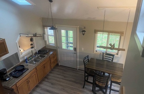 Philipsburg Cabin | Sleepy Hollow Hideaway Cozy Woodland Cabin 25 Min to Penn State