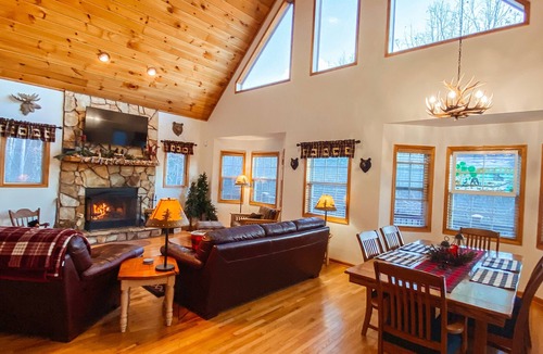 Murphy Cabin | Smoky Mountain Cabin - HOT TUB - 2 Fireplaces - Fire Pit - Screened Deck