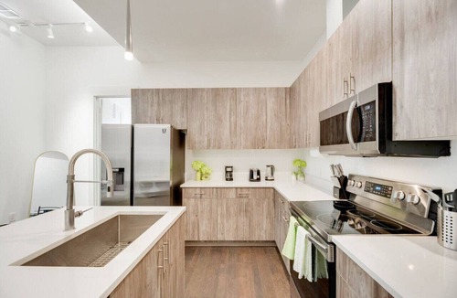 Cedars Apartment | Snazzy loft style 2BR | Gym | Parking | Workspace