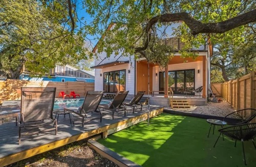 South Congress House | SOCO Modern New 5BR. Pool. 1 Block from Everything