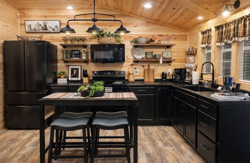 Bladensburg Cabin | SOFT OPENING: Willow's Cove – Private Woodland Escape, Hot Tub & Home Theater
