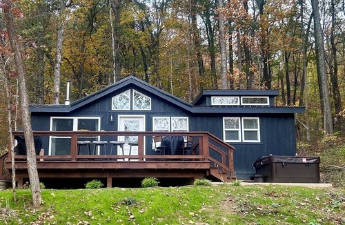 Bladensburg Cabin | SOFT OPENING: Willow's Cove – Private Woodland Escape, Hot Tub & Home Theater