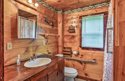 Solon Cabin | Soothing lodge with WiFi in charming Solon