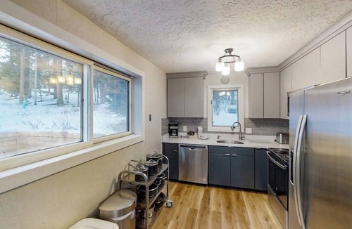 Winterwood Cabin | South-facing mountain-view cabin with deck, grill, fireplace & private hot tub
