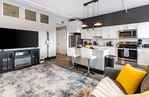 South Side Flats Apartment | South Side Retreat | Elevator + WiFi | Sleeps 4