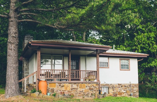 Fayetteville House | South Woods Guesthouse - Quiet Sauna Escape