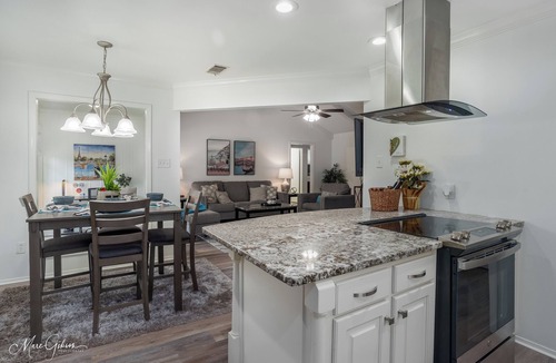 Springlake House | Southern Comfort Retreat: King Bed, Near LSUS & Barksdale AFB, Fast wifi.