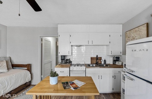Uncertain Cottage | Southern Pearl is all about simple, peaceful lake living. Wake up to water views, spend your days kayaking or canoeing, and wind down with quiet evenings by the water.